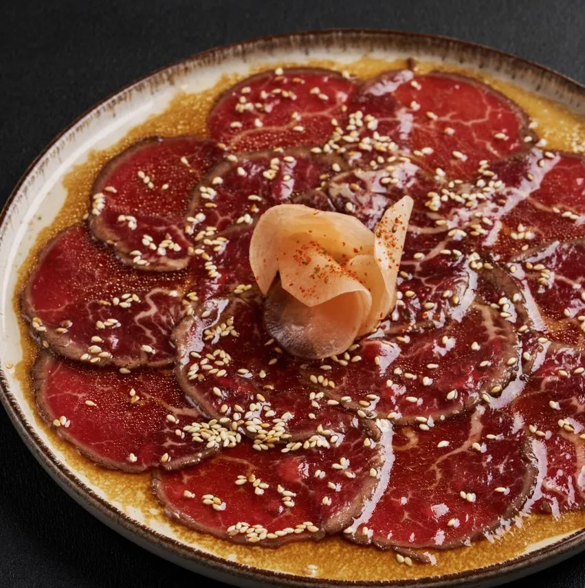 Mərmərli mal ətindən tataki daikon kimçi ilə