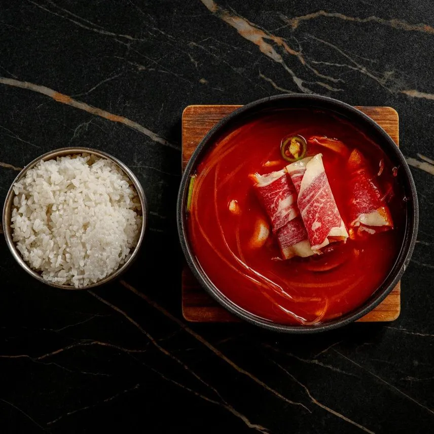 Chadolbagi Kimchi Jjigae (Dana Döş Əti ilə Kimçi Şorbası)