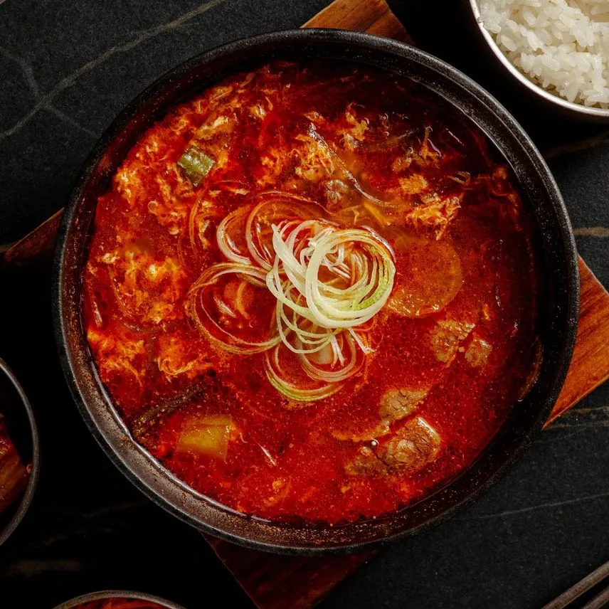 Yukgaejang (Acılı Dana Əti Şorbası)