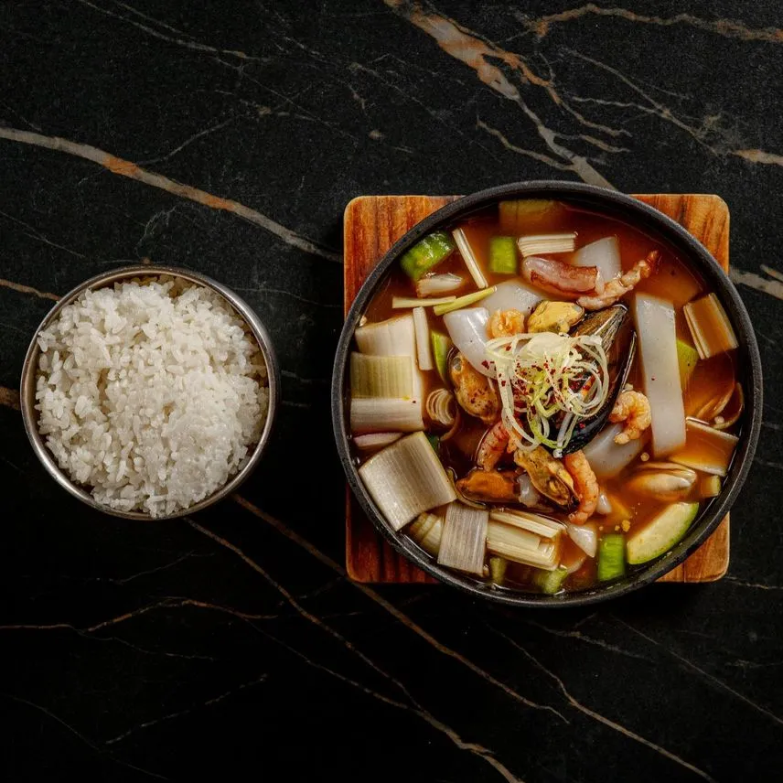 Haesanmul Doenjang Çiqəsi (Dəniz Məhsulları ilə Soya Pastası Şorbası)