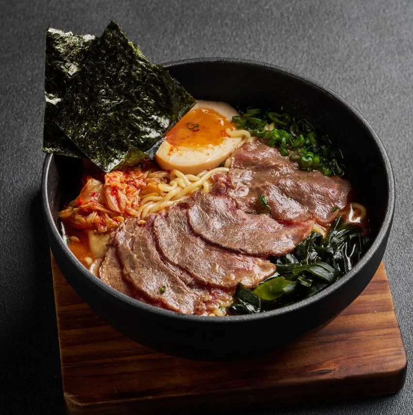Mərmər mal əti ilə Kimçi Ramen